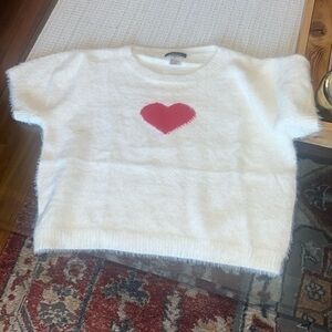Plain fuzzy white with red heart T-shirt, Size XL, Brand: Vivid